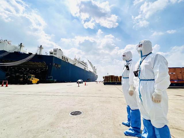 地表温度破50℃，上海移民管理警察穿着大白力保通关顺畅