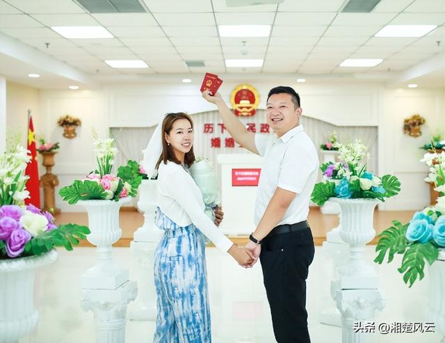 顾玉婷结婚了！小黑打扮得漂漂亮亮，与先生一起领证，队友送祝福