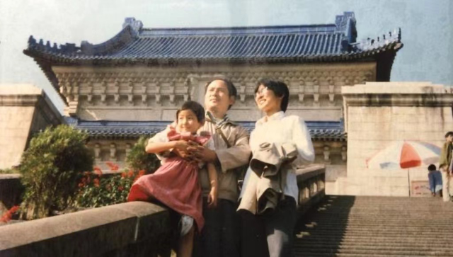 他去日本留学被骗，15年没回家，挣钱送女儿留学美国，现在怎样