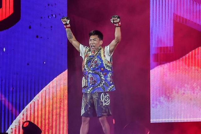 “小钢炮”泽朗扎西遭逆转KO！国际赛场首秀失利