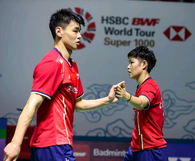 新加坡赛：黄鸭组合0－2遭横扫无缘冠军 赛季4进决赛3度屈居亚军