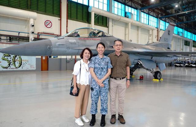 新加坡首位战斗机女队员亮相！开战斗机的动作太飒啦