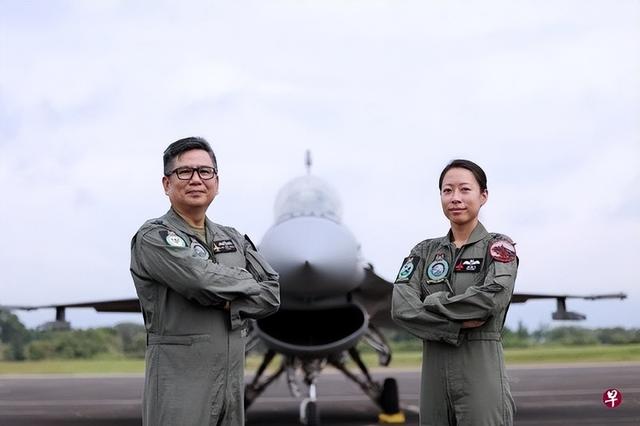 新加坡国庆庆典将出动F-16飞行表演 首次由女飞行员当队长