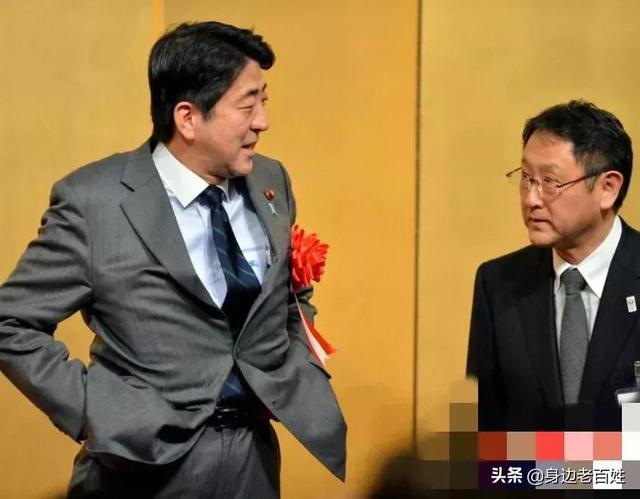 安倍晋三趣事，点头哈腰当众提裤子名场面，一个行走的表情包