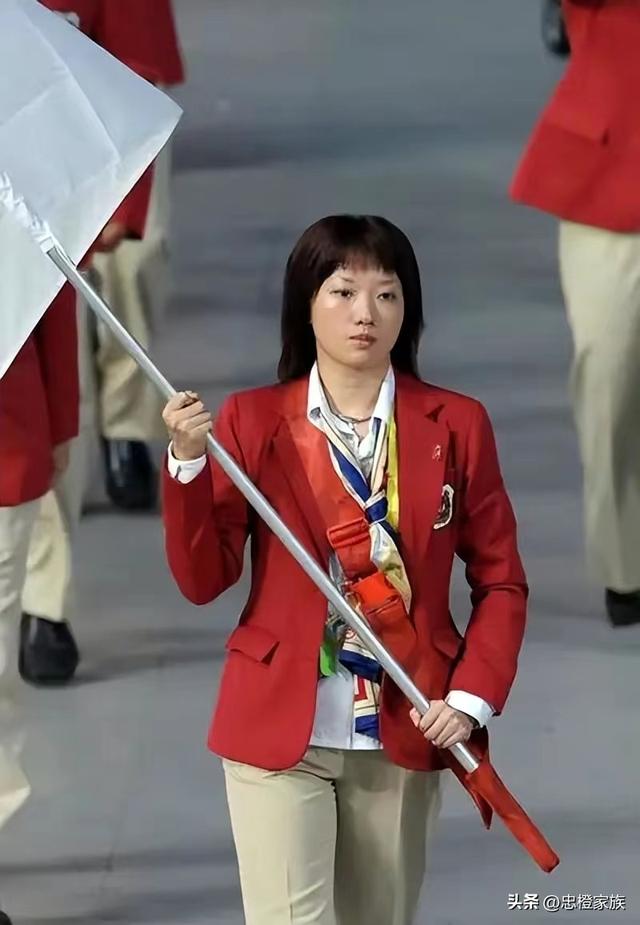 击败王楠创历史，李佳薇27岁成奥运旗手，退役后帮新加坡培养人才