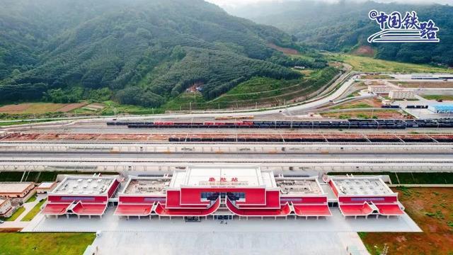 从中老铁路友谊隧道驶出的跨境列车，要做的第一件事是……