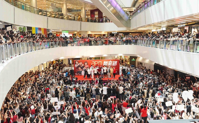 内地名气为零 男团MIRROR香港火到离谱：上万港人不顾新冠 挤爆商场