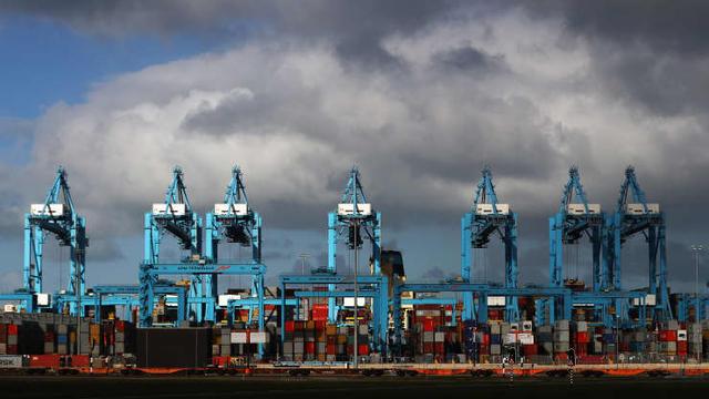 西海岸港口工人工会正在与机器人作战。供应链的风险很高