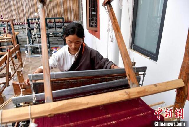 四川阿坝：“80后”藏族青年回乡创业“织”出美好新生活