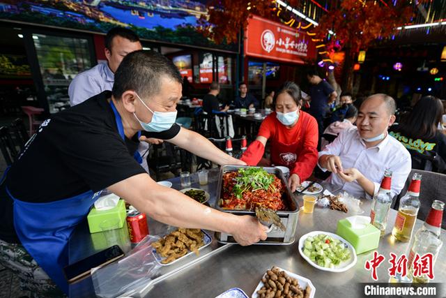 「寻味中华」烤鱼嗞嗞跃三峡 万州烟火唤归家