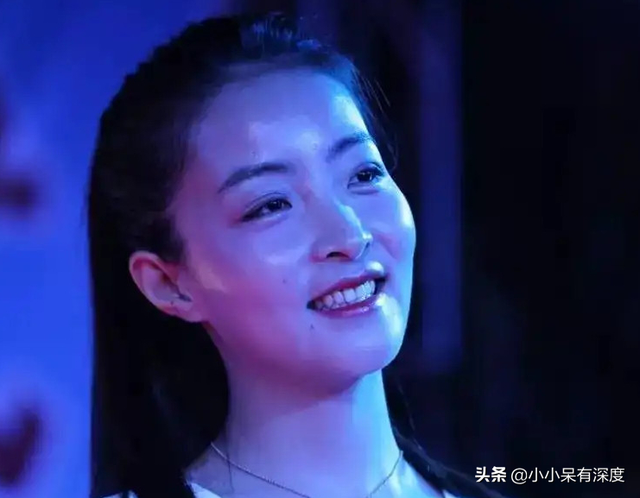 王小妮，被姐姐王二妮带进圈，气质有加，肤白貌美大长腿令人惊艳