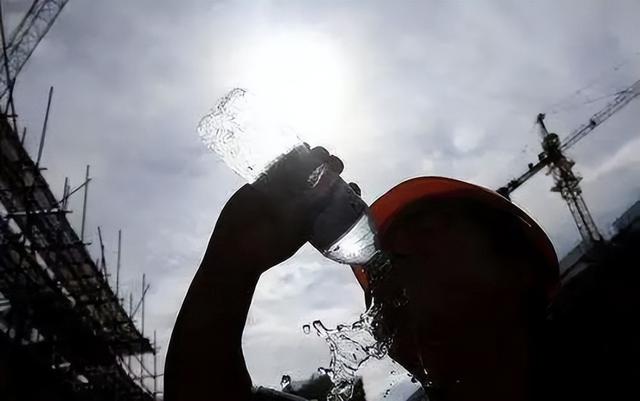 气温超44℃的夏天，如何给城市降温？