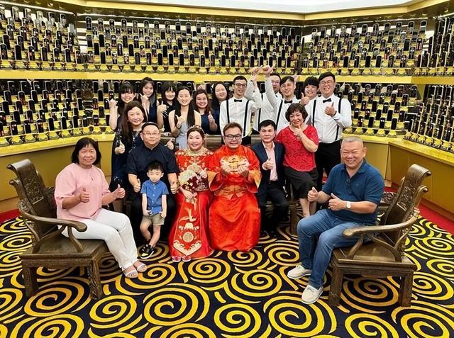 新加坡一对新人骨灰前办喜事 这是要让清朝的祖先参加婚礼吗？