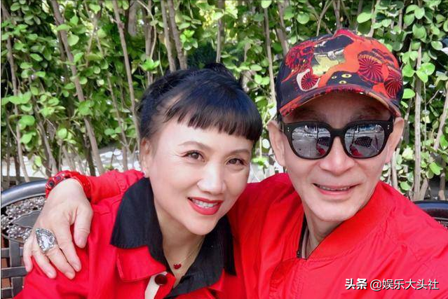 63岁六小龄童晒与妻子合照，神采奕奕容光焕发，结婚33年恩爱如初