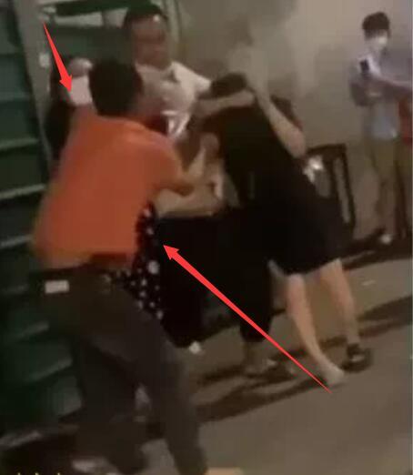 男子在新加坡红灯区暴打女子引民愤，“大侠”出手绝地反杀引喝彩