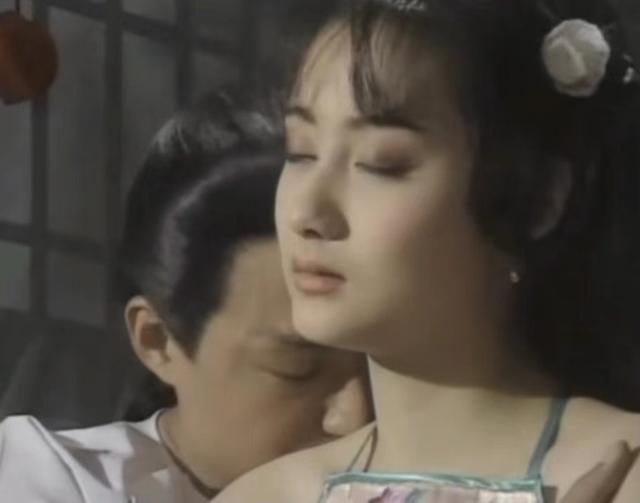 《梅花烙》过去30年，主演境况悬殊巨大，2句台词群演成最大赢家