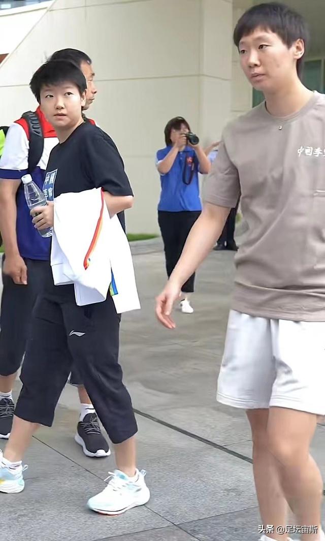 国乒主力离开威海，奔赴欧洲，邱贻可陪伴孙颖莎，刘国梁挥手送别