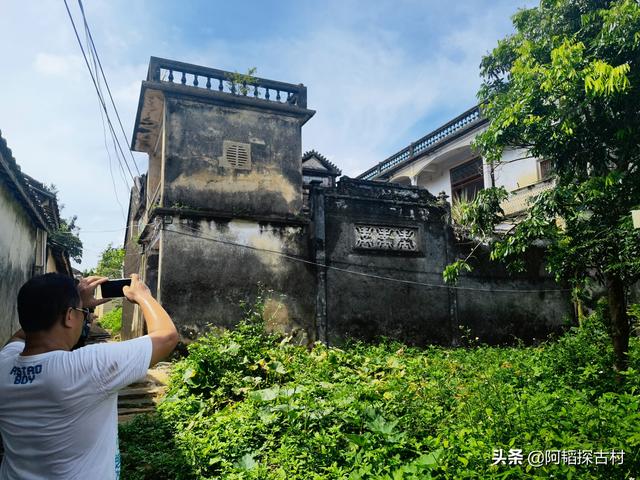 文昌邓氏兄弟，越南人称哥哥“邓爸爸”，弟弟任职越南三军副司令