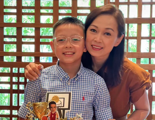 TVB女星暴瘦为儿子庆生！母子俩如复制粘贴，曾因独自养娃熬出病