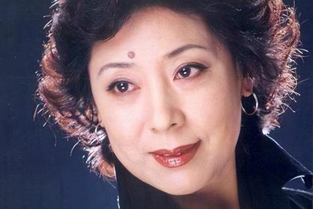 从艺47年，她是真正的歌手，两次拒绝美国绿卡，她说我是中国人