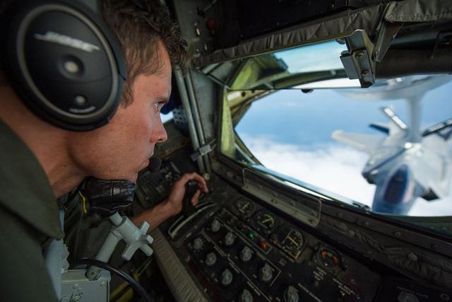 9架KC-135部署嘉手纳，或与佩洛西窜访有关，可保障F22空中加油