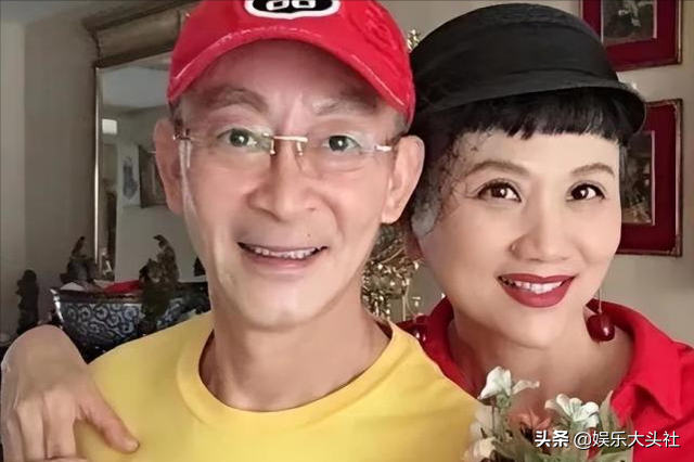 63岁六小龄童晒与妻子合照，神采奕奕容光焕发，结婚33年恩爱如初