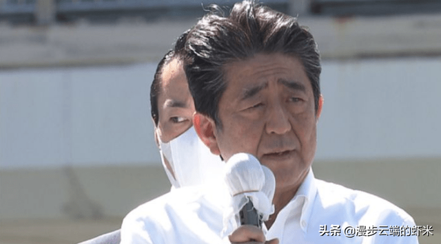 安倍枪击案开枪间隔 3 秒现场警官未动：疑点太多，修宪成了受益者