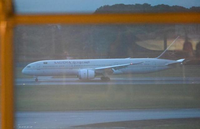 斯里兰卡总统“逃”至新加坡，官宣：以私人名义入境