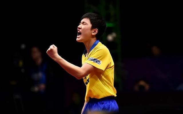 再见张本智和，32强爆冷出局！对手下跪庆祝，日本男队全军覆没