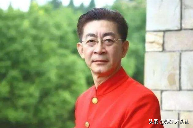 63岁六小龄童晒与妻子合照，神采奕奕容光焕发，结婚33年恩爱如初