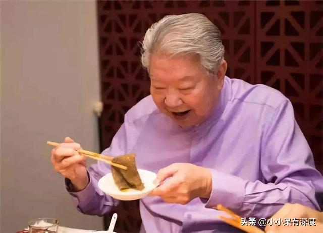 七月刚至，倪匡去世，香港四大才子，如今只剩82岁的美食家蔡澜