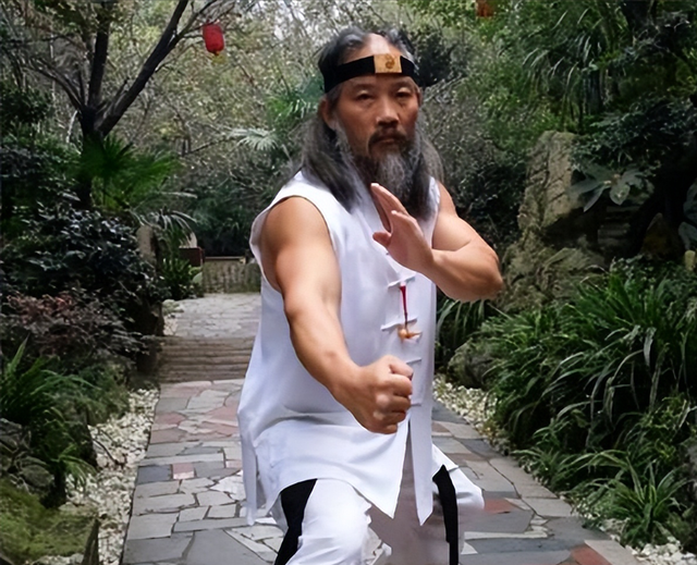 中国硬气功第一人，手劈鹅卵石称用内力战胜泰森，娶妻靠比武招亲
