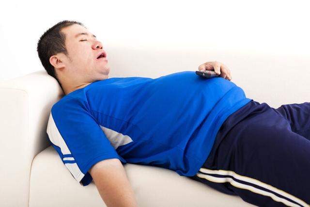 经常吃完饭就躺下？提醒：久而久之，身体可能会出现4个“毛病”