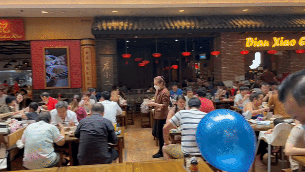 新加坡一日暴增12784起！实拍商场、食阁、车站却比疫情前还要热闹