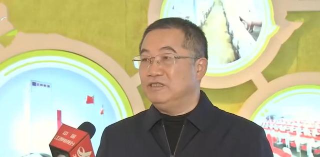 他大专毕业，21岁当厂长，55岁靠养猪成江西首富，身家250亿