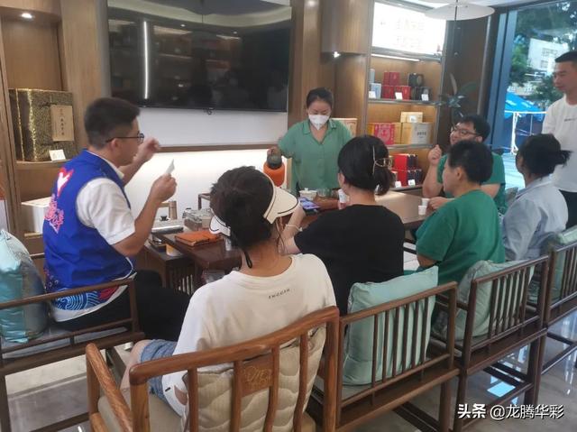 海口：龙华区向防疫一线工作人员献爱心、送清凉！