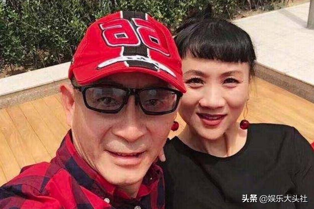 63岁六小龄童晒与妻子合照，神采奕奕容光焕发，结婚33年恩爱如初