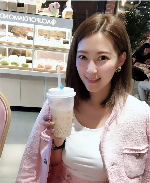 炫富网红王澄澄身份被曝，毕业4年赚1亿有蹊跷，老公身份也不简单