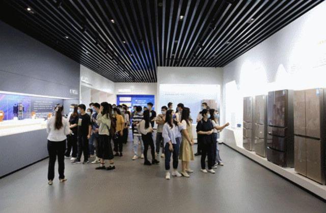 硕博生在县城：以为能摆脱996，没想到也被“卷”入其中