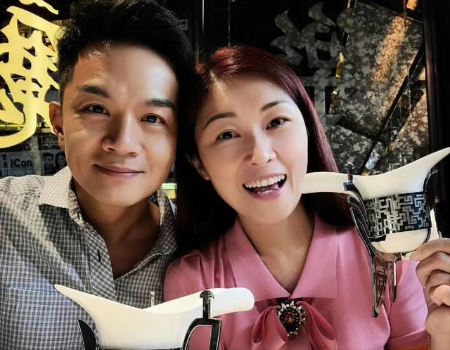 拍剧相恋20年！TVB姐弟恋夫妻档一家五口超甜蜜，手持四千万物业