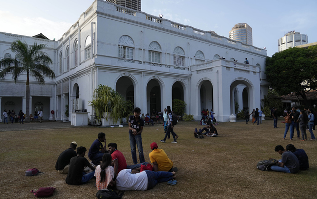 斯里兰卡抗议者决定交还政府大楼