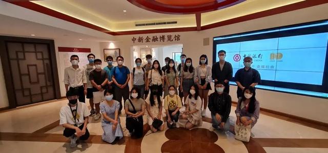 在新中国留学人员走进中国银行新加坡分行