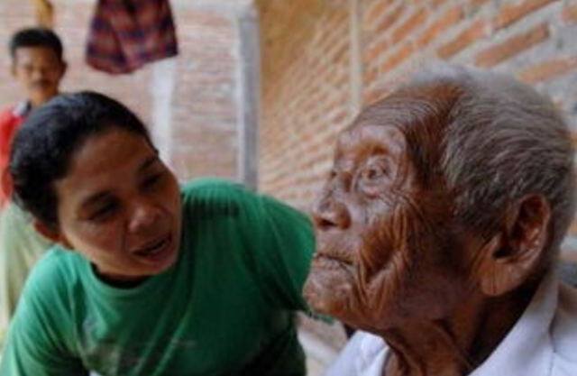印尼122岁老人准备好墓碑等死，眼看着妻儿去世，25年后绝望自杀