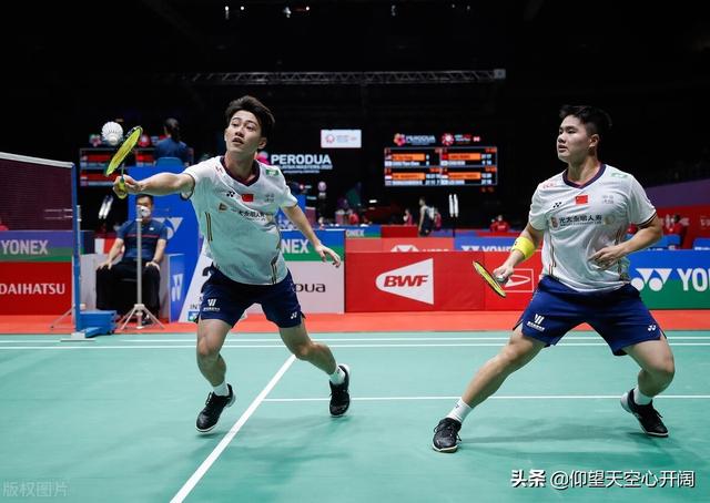 新加坡赛开打，翁泓阳2连胜进正赛，梁伟铿/王昶险胜晋级正赛