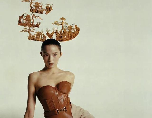 时尚｜雎晓雯登《VOGUE》八月刊，十年十封演绎奇幻梦境主题大片