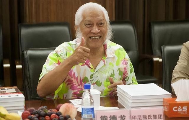 熊德龙：没有半滴中国血，却在中国捐款上亿，还在美国升中国国旗