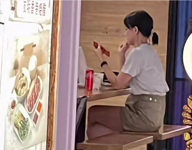 43岁孙燕姿现身路边美食摊，小腹凸出被疑怀三胎，久居国外很惬意