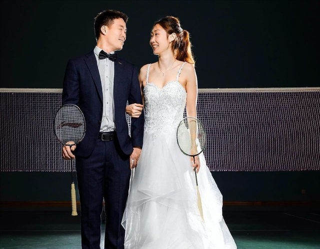 既是搭档又是恋人！羽毛球冠军夫妇拍摄婚纱照，郎才女貌甜蜜恩爱