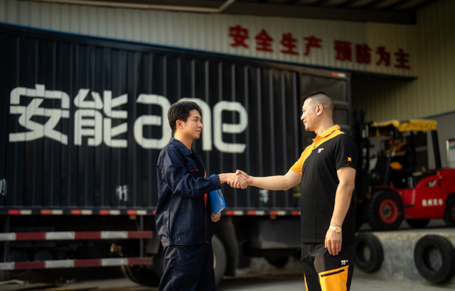 立陶宛解除“禁运令”；东航集团董事长退职；安能推出“卡车航班”；北京首家邮局咖啡开业......
