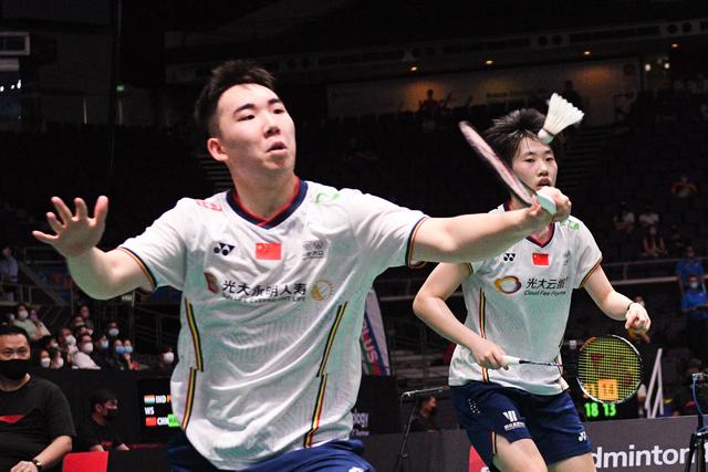 （体育）（2）羽毛球——新加坡公开赛：郭新娃/张殊贤晋级四强